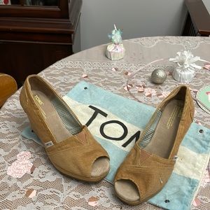 Corduroy neutral Tom wedges in size 7